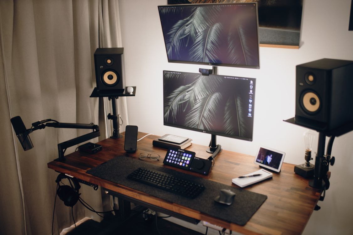 Modern dual-monitor streaming and gaming setup powered by fiber internet